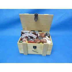 coffre en bois garni cailloux