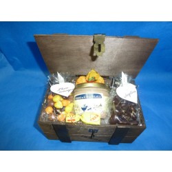 Coffre en bois garni gourmandises