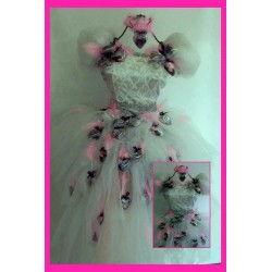 Coeurs en plexi sur une robe