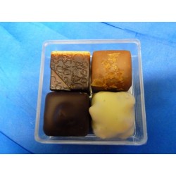 Boite plexi transparente garnie 4 chocolats