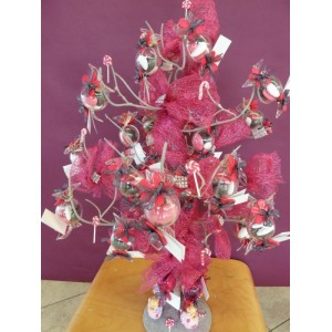 Bonbon transparent sur un arbre